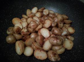 等土豆煎至两面微黄