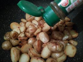 加黑胡椒粉少许