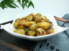 金灿灿的土豆就做好了，用不粘锅做、一点都不粘锅，真好。刚煎好的土豆，外皮酥香酥香的，一点要趁热吃、带劲着呐！从营养角度来看，土豆比大米、面粉具有更多的优点，能供给人体大量的热能，可称为“十全十美的食物”大家平时也可以多吃土豆。