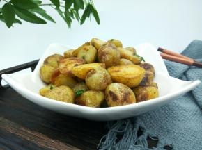 金灿灿的土豆就做好了，用不粘锅做、一点都不粘锅，真好。刚煎好的土豆，外皮酥香酥香的，一点要趁热吃、带劲着呐！从营养角度来看，土豆比大米、面粉具有更多的优点，能供给人体大量的热能，可称为“十全十美的食物”大家平时也可以多吃土豆。