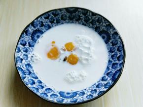 将牛奶倒入器具中，加入鸡蛋。