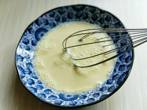 用手动打蛋器打散。