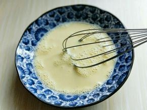 用手动打蛋器打散。