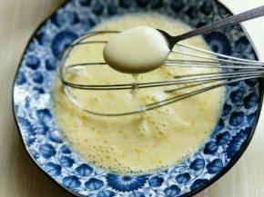 加入一勺炼乳，再加入细砂糖。