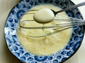 加入一勺炼乳，再加入细砂糖。