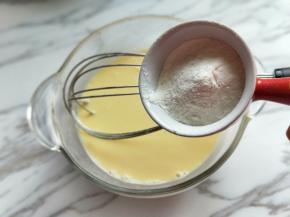 加入低筋面粉，手动打蛋器打至无干粉。