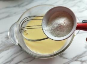 加入低筋面粉，手动打蛋器打至无干粉。