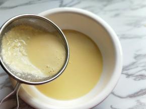 将做好的蛋挞糊过细筛，再倒入蛋挞皮中，八分满即可。