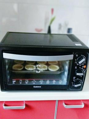 放烤盘上，入烤箱中层，上下火180度烤18-20分钟。（烤箱温度及时间仅供参考）