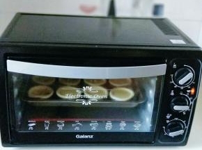 放烤盘上，入烤箱中层，上下火180度烤18-20分钟。（烤箱温度及时间仅供参考）