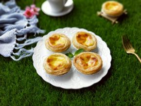 坐在草地上边吃边畅聊！