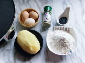 准备食材，将土豆去皮，洗干净。