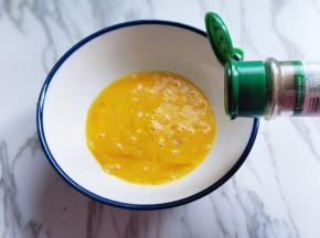 鸡蛋敲碗里，加入十三香。用筷子打散。