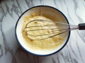 继续用手动打蛋器打至均匀，使油和面糊完全融合。