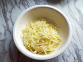 土豆用剥丝工具剥丝，（如果刀功好的话，切也是可以哈！）