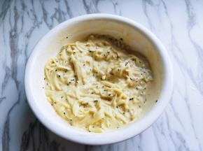 将土豆丝倒入面糊中，搅拌均匀。