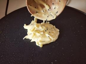 之后再把调好的面糊盛一勺倒入煎饼机的煎盘上，我做的是一个一个的小饼。（饼的形状可以根据个人喜欢来，摊一大张，吃的时候切开也可以的。）