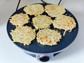 中火煎至两面金黄即可。