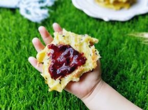 宝贝喜欢涂上自制的草莓酱吃。(^_^)