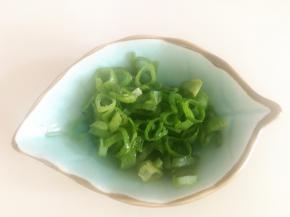 葱洗干净切碎