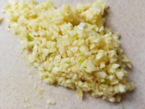 大蒜洗干净切碎