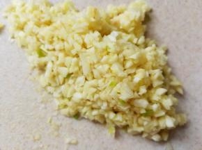 大蒜洗干净切碎