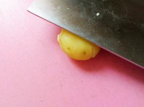 用刀背轻轻的拍一下，压扁，依次全部做好