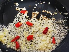 锅里放油，七分热放入蒜泥和尖辣椒爆香