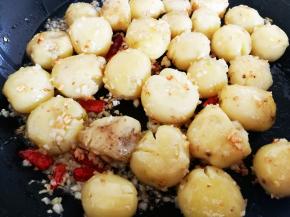 开小火，放入土豆慢慢煎