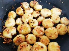 煎至一面金黄后翻面