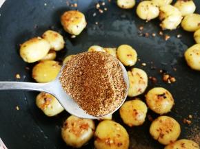 煎至两面金黄时，放入适量的椒盐