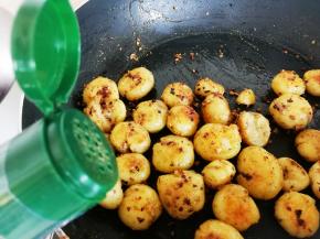 放入适量的孜然粉