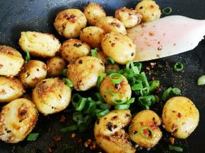 放入葱花翻炒出锅