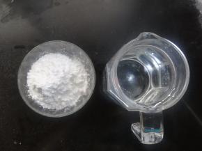 准备好食材。粉和水的比例大约为1:7左右，水少做出来的口感比较硬有韧劲，喜欢嫩滑一点的，可以按1：8或9来做。