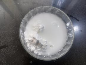 碗里倒入100克的水。