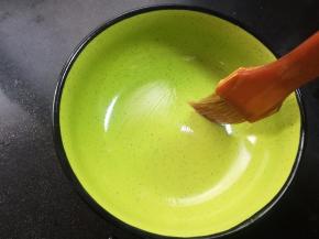 取一个碗，四壁刷上少许油。方便凉粉的倒下来。