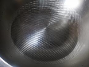 把调粉剩下的水倒进锅里。