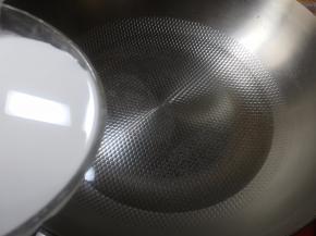 锅里的水烧开后，转小火。