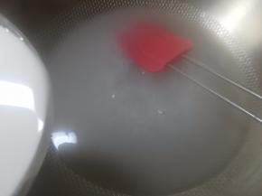 慢慢倒入调勺的淀粉水。