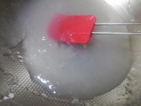 往锅里倒淀粉水的时候，用小火，搅拌的时候一定要快，淀粉水在锅的凝固速度很快，搅拌的慢，容易产生面疙瘩，影响口感。如图锅底冒密集气泡时就熟了。