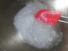 图上这份做时熬久了点，全部倒入搅拌后，用锅铲搅拌的时候，明显感觉到有阻力，倒碗里后，成型不太美观。