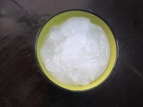 倒入抹好油的碗里，不要等凉了倒碗里，会不容易抹平。