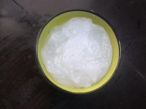 倒入抹好油的碗里，不要等凉了倒碗里，会不容易抹平。