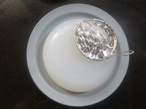 用刨子刨成细丝，也可以用刀切成自己喜欢的形状，块、条都行。