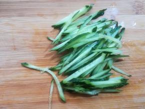 凉粉做好了，我们现在来准备配料。自已可以随意搭配食材。有啥用啥吧，黄瓜切丝。