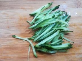 凉粉做好了，我们现在来准备配料。自已可以随意搭配食材。有啥用啥吧，黄瓜切丝。