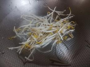 绿豆芽放锅中焯烫一下。