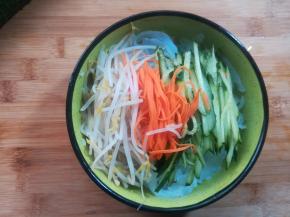 放在凉粉上，或垫在凉粉底下。