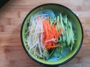 放在凉粉上，或垫在凉粉底下。