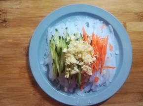 喜欢吃蒜的，多放些蒜蓉，杀菌又开胃，爱辣的也可以放些辣椒面，用热油浇一下，口感更丰富。